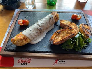 Punjeni rolovani pileći file u sosu od tartufa