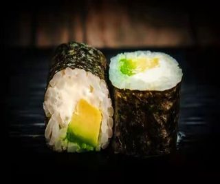 27A. Maki De Aguacate y Queso (8 Uds.)
