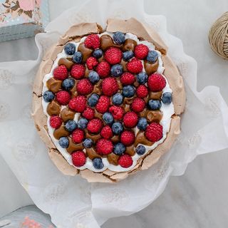 Bolo Pequeno de Natas, Brigadeiro, Mirtilos e Framboesas