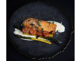 Запечений стейк лосося з овочами (370г)