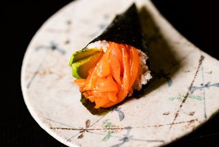 TEMAKI DE SALMÓN Y AGUACATE