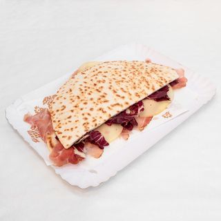 Piadina speck, scamorza, radicchio rosso