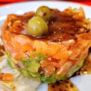 Tartar De Salmón Con Aguacate y Mostaza Dijon a La Antigua