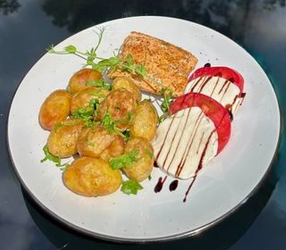 Молода картопля та запечений лосось