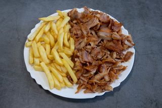 Plato Kebab de Carne Y Patatas