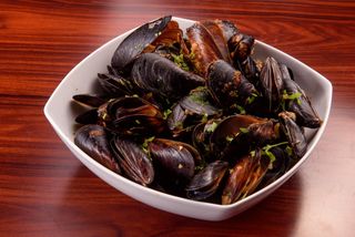 Midii in cochilie cu sos vin alb/ sos rosu