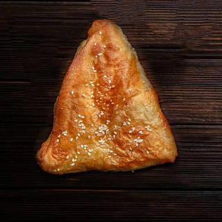 Plăcintă cu brânză și verdeață