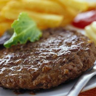 Hamburger al piatto +  contorno di patatine fritte