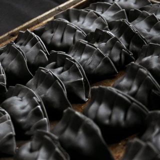 Ración De gyozade cordero Y  ternera con mahonesa de sirachs 