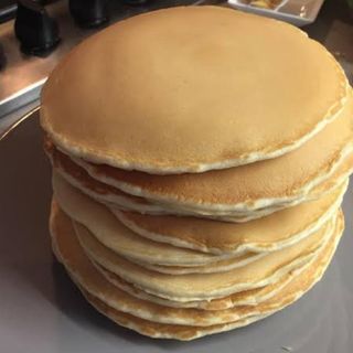 VANILLA FLUFFY PANCAKES(Served with honey)