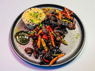 Muschi de vita la tigaie cu legume