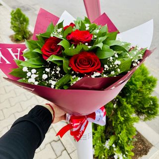 Букет с 5 червени рози