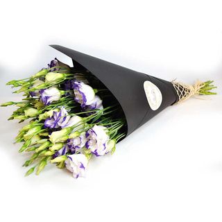 Buchet din 11 eustoma violet decorat in hartie neagra