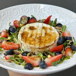  Камамбер з копченим медом та ягодами 