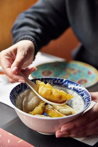 Dimsum de cerdo al vapor con salsa de soja infusionada
