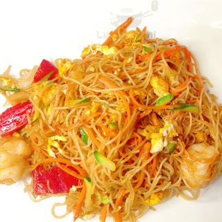 56. Spaghetti di riso con frutti di mare