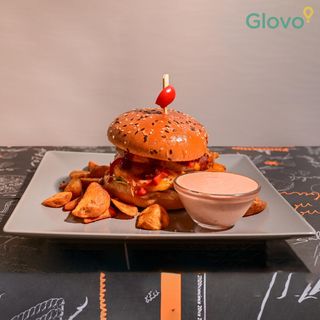 Burger pui cu cartofi wedges si sos unguresc