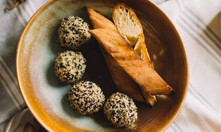 ქათმის სალათა სეზამის მარცვლებით