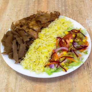 Kebab En Plato Con Arroz