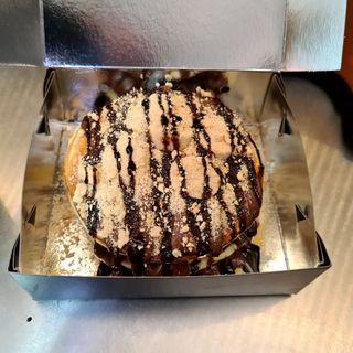 Pancakes cu ciocolata, banana și biscuiți 