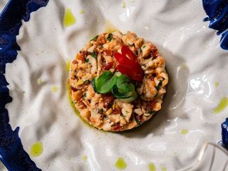 Тартар з креветкою, авокадо та в'яленими томатами