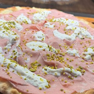 Pizza tonda mortadella, stracciatella e pistacchio