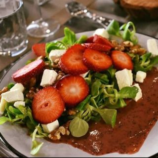 Ensalada De Fresas , Canónigos, Queso Cabra Y Nueces