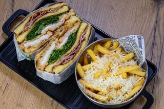 Caesar brioche, cartofi prajiți