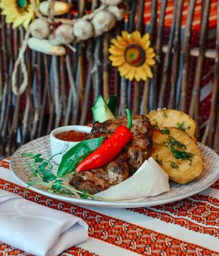 Стейк зі свинини з печеною картоплею та гострим перцем