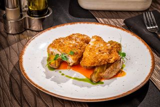 Snitel de pui umplut cu sos de ardei copt