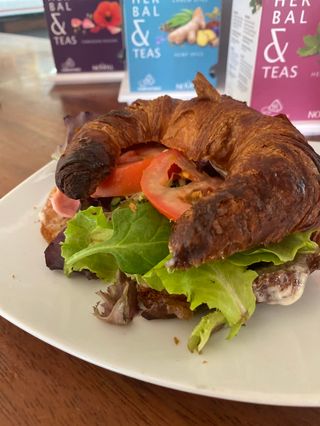 Croissant Jamón, Queso, Tomate Y Ensalada