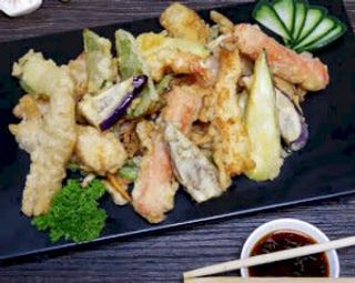 Tempura de langostino y vegetales (12 uds.)