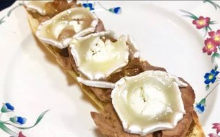 LOMO CON CEBOLLA Y QUESO DE CABRA