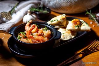 Creveti trasi in unt si usturoi