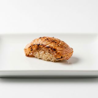 39.Nigiri De Salmón Flambeado (2 Pza.)