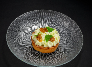 Yuzu pie con chantilly de albahaca