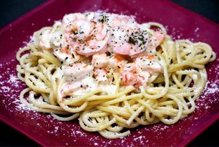 Spaghete cu fructe de mare in sos alb