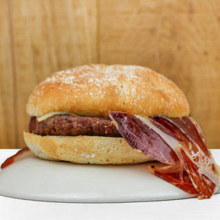 BURGER IBERICA; Carne 100% vacuno (180grs) con jamón iberico y queso fundido