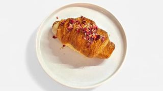 Croissant malina biała czekolada