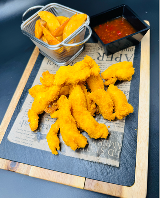 Пилешки пръчици с пикантни картофки и сладко чили сос (550г)