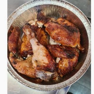 Pollo asado • "Con guarnición de patatas, que van dentro del recipiente." 