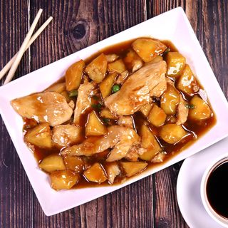 126. Пилешко с картофи в соево-чеснов сос и лук (850г)