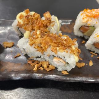 Uramaki Gamba Con Cebolla Frita (8 Uds.)