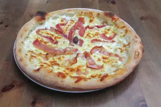 Пица Бекон и сирена (480г)