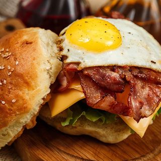 Hambúrguer Português com Queijo e bacon e Ovo Estrelado