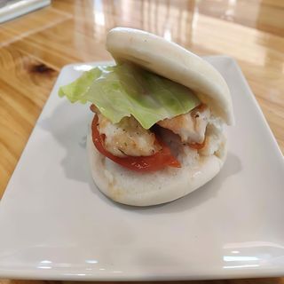Bao De Pollo Con Tomate Y Lechuga