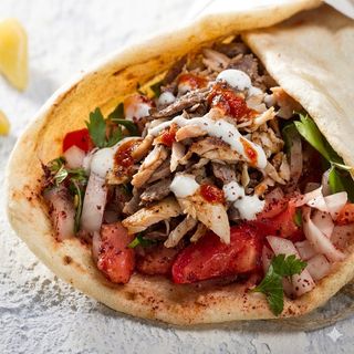 Doppia carne, verdure, salse piadina