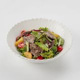 Теплый салат с говядиной и картофелем