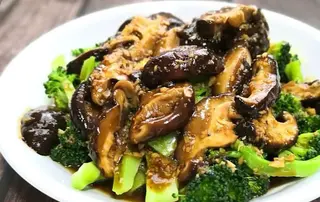 Assorted Mushrooms &broccoli 