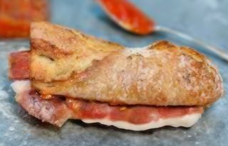 Bocadillo de serranito y salsa